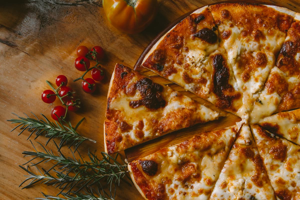 Vedeldad pizza med färska toppings